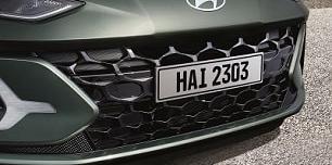 <h4>Glossy black radiator grille</h4>

<p>The bold and sporty Black radiator grille gives a trendy and wide front stance. </p>
