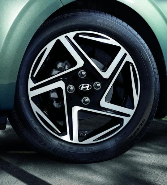 <h4>15 Inch Alloy Wheels. </h4>

<p>The Grand i10 is also available with 14 inch wheels. </p>
