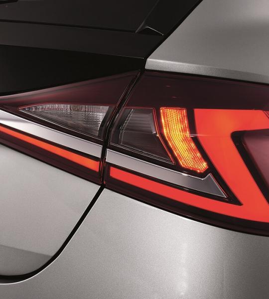 <h4>One-of-a-kind lighting design</h4>

<p>The flowing z-shaped LED combination lamps extend visually across the boot lid, connecting the lamps in the rear for a truly unique look.</p>

<h4> </h4>
